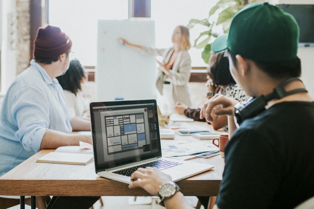 團隊討論與專案簡報推進 UIUX 設計流程